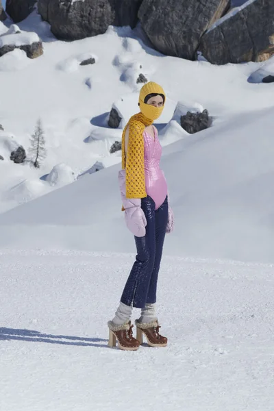 Look 16